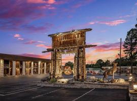 Stonegate Lodge Pool Fire Pits King BedFast WiFi 50in TV Room #209, hotel in Eureka Springs