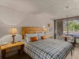 Stonegate Lodge Pool Fire Pits King BedFast WiFi 50in TV Room #209