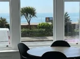 3 Bedroom, 3 bathroom large flat with sea views!