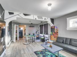 St Louis Home with Mini Pool Table and Arcade Game!, casa vacacional en Clayton