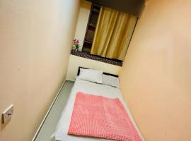 AMAZING Couples private room close to Mall of Emirates，杜拜的飯店