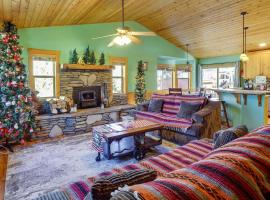 Big Bear Cabin Rental 11 Mi to Village!, hotel with parking in Woodlands