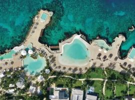 Tracadero Beach Resort, hotel i La Laguna