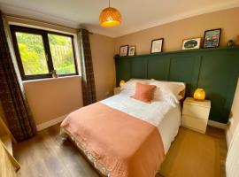 About Time Meva - stylish two-bedroom, dog-friendly home-from-home with parking and garden, hotel in Mevagissey