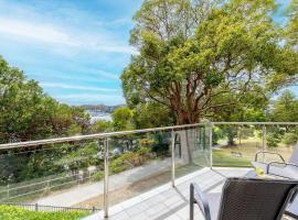 Paradiso, 4,4 Laman St - Unit with aircon, wi-fi, pool and in the heart of town, water views, Hotel in Nelson Bay