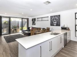 Luxury home in Christies Beach with King Bed, NBN, Netflix, 3Bed 2Bath, hotel v destinaci Christies Beach