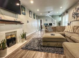 Modern Luxe 3BR/1BA with Bar, hotel in Columbus