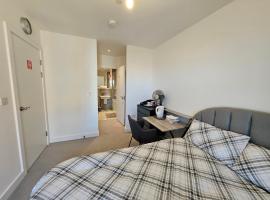 Stylish Ensuite Double-Bed with Desk, hotel in Barking