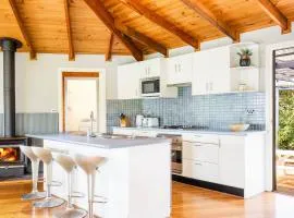 Hidden Orchard - Pet Friendly - 4 Mins Walk to Beach
