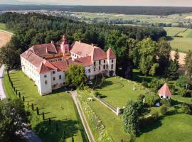 Kalsdorf bei Ilz에 위치한 주차 가능한 호텔 Stylish Getaway at Austrian Renaissance Castle