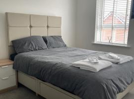 MODERN AND IMMACULATE PRIVATE ROOM IN NUNEATON, ubytování v soukromí v destinaci Caldecote