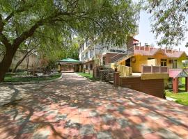 The Byke Grassfield Resort with Outdoor Pool, Shyam Nagar, Jaipur, hotel di Jaipur