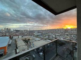 شقة علوية عصرية تطل على وسط المدينة 63 Modern apartment with a view of the city center, huisdiervriendelijk hotel in Esenyurt