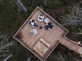 Treetop Ekne - Hytte i skogen med hengebru, hótel í Levanger