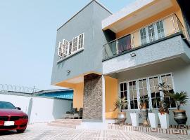 Private Room with living space at Legon, homestay in North Legon