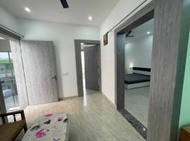 2 bhk flat with terrace near railway station, hotel in Mathura