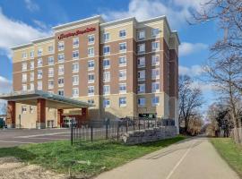 Hampton Inn & Suites Cincinnati Midtown Rookwood, отель с парковкой в городе Цинциннати