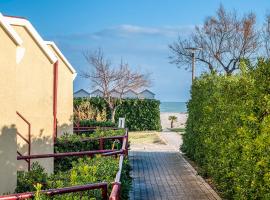 SE040 - Senigallia, bilocale fronte mare con giardino, hotel v destinaci Scapezzano