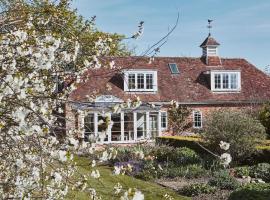 Filbert cottage, log fire and tennis court, hotel with parking in Rolvenden
