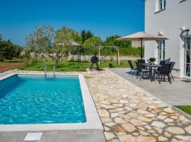 3 Bedroom Awesome Home In Paldigija, Hotel in Malotija