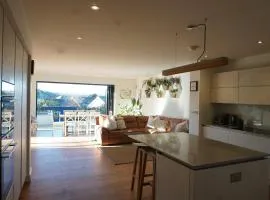 Stunning 4 Bedroom Home with Wild Spa, Gym & Hot Tub
