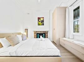 Modern 4B2B house@Glebe, хотел, който приема домашни любимци, в Сидни