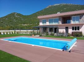 Villa Nebo 9&1 'heated pool' jacuzzi' tenis court' huge garden，奧米什的飯店