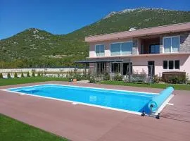 Villa Nebo 9&1 'heated pool' jacuzzi' tenis court' huge garden