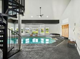 Private Oasis On 2 Acres with Indoor Pool and Theater, hotel in Eagle
