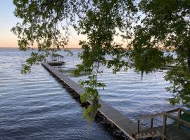 Smooth Sailing on Lake Waccamaw, hotel in Lake Waccamaw