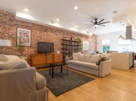 Urban Elegance: Trendy, Spacious Retreat with Parking in the Heart of the City, hotel di Washington
