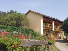 Chambre d'Hôtes Côté Glycine, hotel with parking in Juré