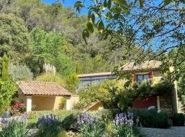 Maison Provençale avec piscine en bord de ruisseau, hotel em Lafare