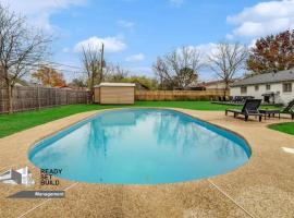 DFW Stylish Home with Pool Sleeps 9, hotel in North Richland Hills