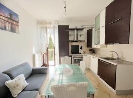 Appartamento confortevole con terrazza, smeštaj sa kuhinjom na Komou