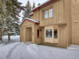 Stunning Summit Condo with Sauna, Hot Tub, Pickleball, hótel í Sun Valley