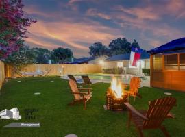 Cozy home with pool and hot tub, hotel en Irving