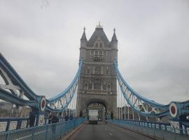 WALKING TO TOWER BRIDGE: Londra, Wapping yakınında bir otel