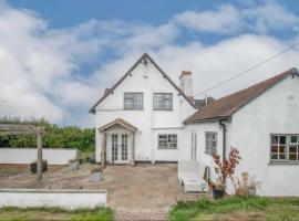 Beautiful 3-Bed House in the hamlet of Ham Green，雷迪奇的飯店