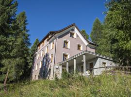 Hostel by Randolins, hotel near Pony Suvretta, St. Moritz