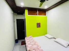 Shivoham Homestay(शिवोहम होमस्टे), hotel met hottubs in Ujjain
