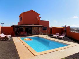 Beautiful House with Pool - 'Casa Mar y Tierra', casa de férias em Antigua