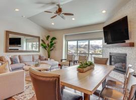 Park City Townhome with Hot Tub and Mountain Views!，黑柏市的Villa