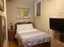 Queen bed with Private bathroom in Lakeview -2e