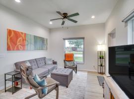 Modern Okeechobee Townhome with Backyard!, cheap hotel in Okeechobee