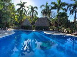 Mal Pais Surf Camp, glamping site in Santa Teresa Beach