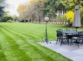 Windsor Grand Estate - Private Royal Mansion on 5 Acres Gardens