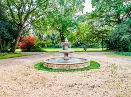 Windsor Grand Estate - Private Royal Mansion on 5 Acres Gardens