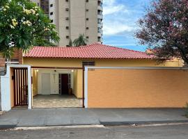 Casa da Vó Loy e seu espaço verde, hotel in Araraquara