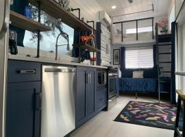 Pet friendly tiny house, No extra fees!, hotel in Clermont